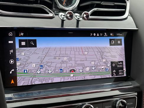 Used 2021 Bentley Bentayga AWD/4WD image 34