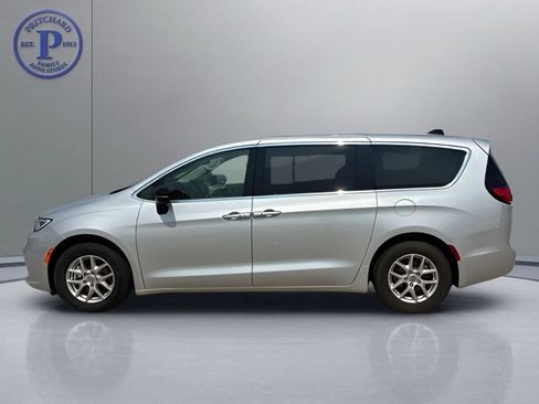 Used 2024 Chrysler Pacifica Touring-L FWD image 4