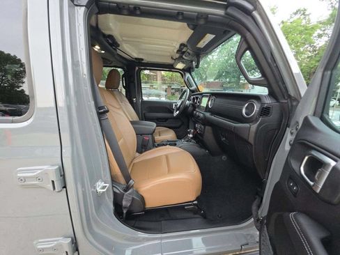 Used 2023 Jeep Wrangler Unlimited Sahara w/ Dual Top Group AWD/4WD image 5