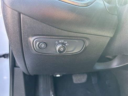 Used 2018 Chevrolet Equinox LT image 17