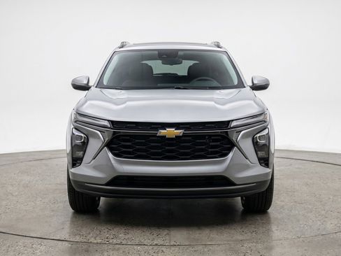 Used 2025 Chevrolet Trax LT FWD image 2