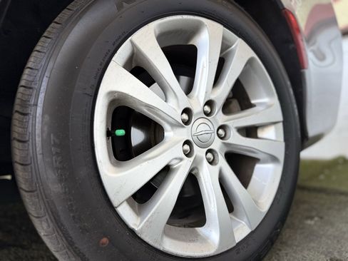 Used 2015 Chrysler 200 Limited image 9