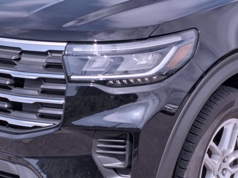 Used 2025 Ford Explorer Active AWD/4WD image 11