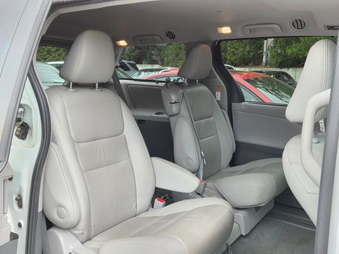 Used 2020 Toyota Sienna XLE FWD image 31