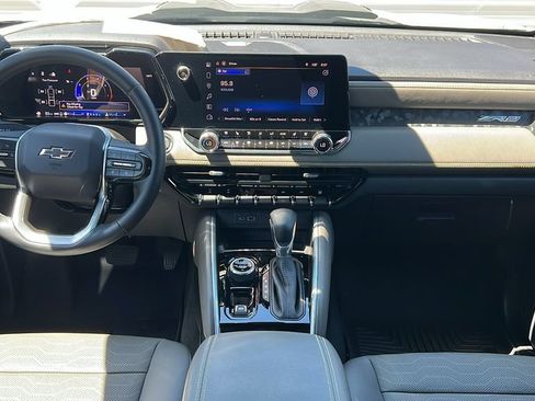 Used 2025 Chevrolet Colorado ZR2 w/ Technology Package AWD/4WD image 9