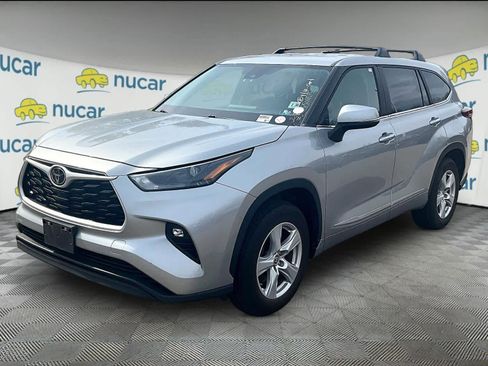 Used 2023 Toyota Highlander LE image 2
