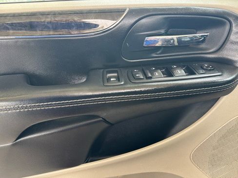 Used 2015 Chrysler Town & Country Touring-L w/ Driver Convenience Group image 10