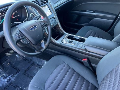 Used 2017 Ford Fusion SE w/ Fusion SE Technology Package image 12