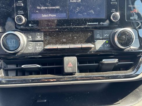 Used 2022 Toyota Highlander LE FWD image 27