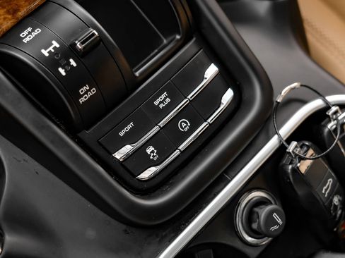 Used 2017 Porsche Cayenne S AWD/4WD image 24