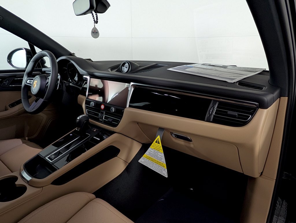 Certified 2026 Porsche Macan AWD/4WD image 19