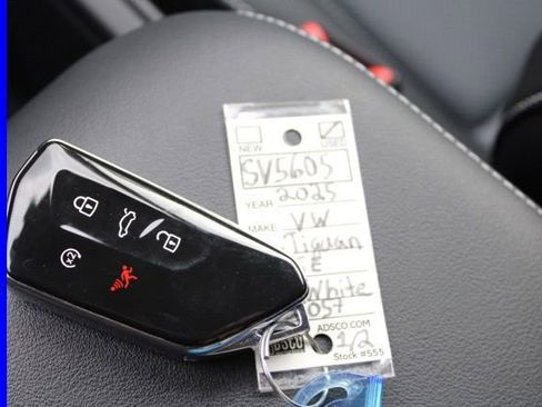 Used 2025 Volkswagen Tiguan SE image 33