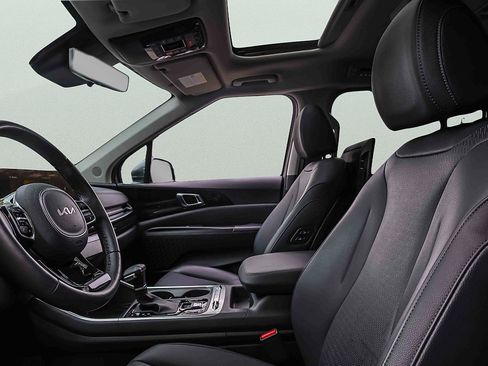 Certified 2025 Kia Carnival SX Prestige FWD image 10