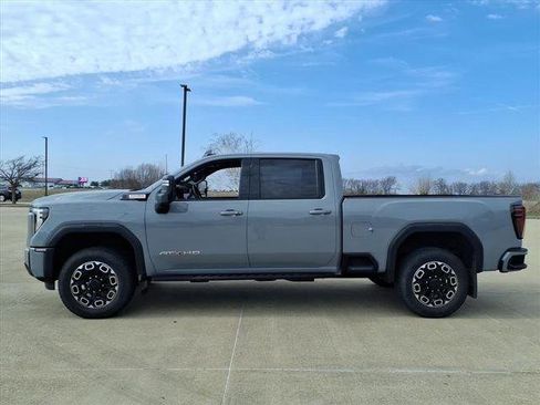 Used 2024 GMC Sierra 2500 AT4 image 2