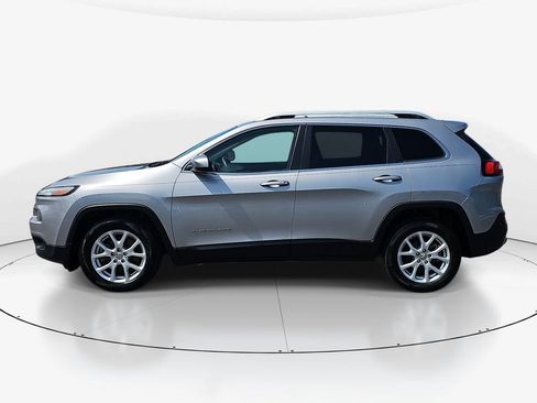 Used 2018 Jeep Cherokee Latitude Plus w/ Comfort/Convenience Group FWD image 10