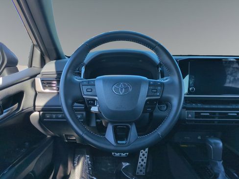 Used 2025 Toyota Camry SE image 12