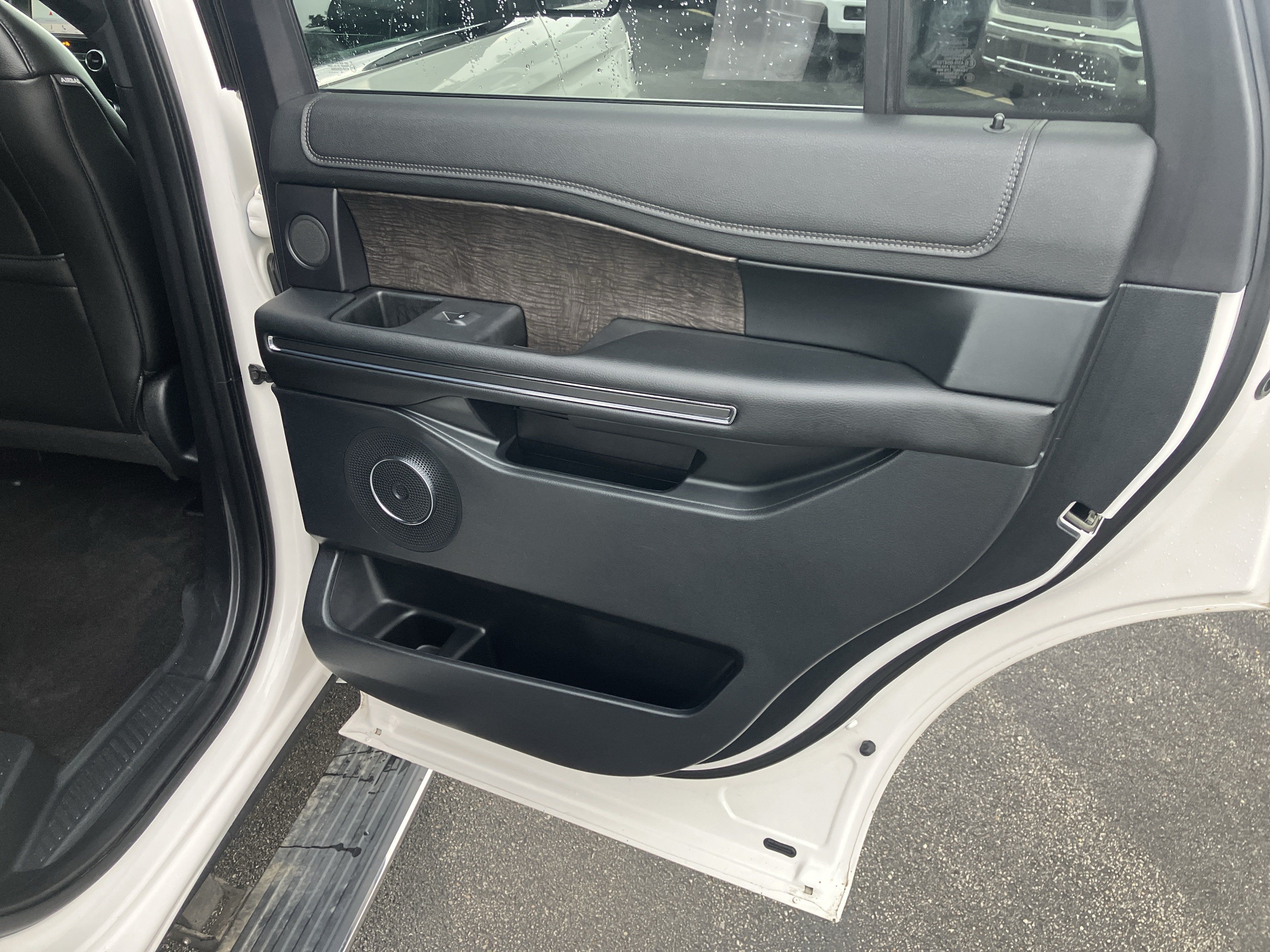 Used 2019 Ford Expedition Limited w/ Equipment Group 302A AWD/4WD image 11