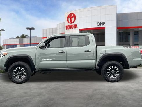 Used 2022 Toyota Tacoma TRD Off-Road w/ TRD Premium Off Road Package AWD/4WD image 9