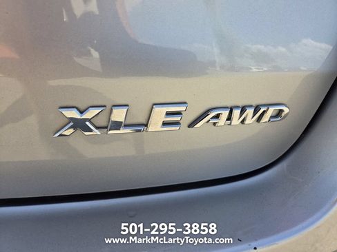 Used 2019 Toyota Highlander XLE AWD/4WD image 19