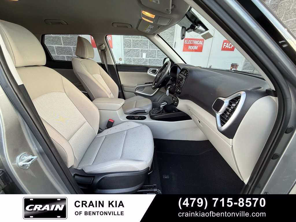 Used 2025 Kia Soul LX w/ LX Technology Package FWD image 29