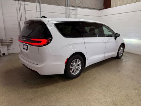 Used 2025 Chrysler Pacifica Select FWD image 10