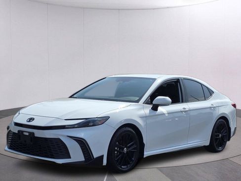 Used 2025 Toyota Camry SE w/ Convenience Package FWD image 1