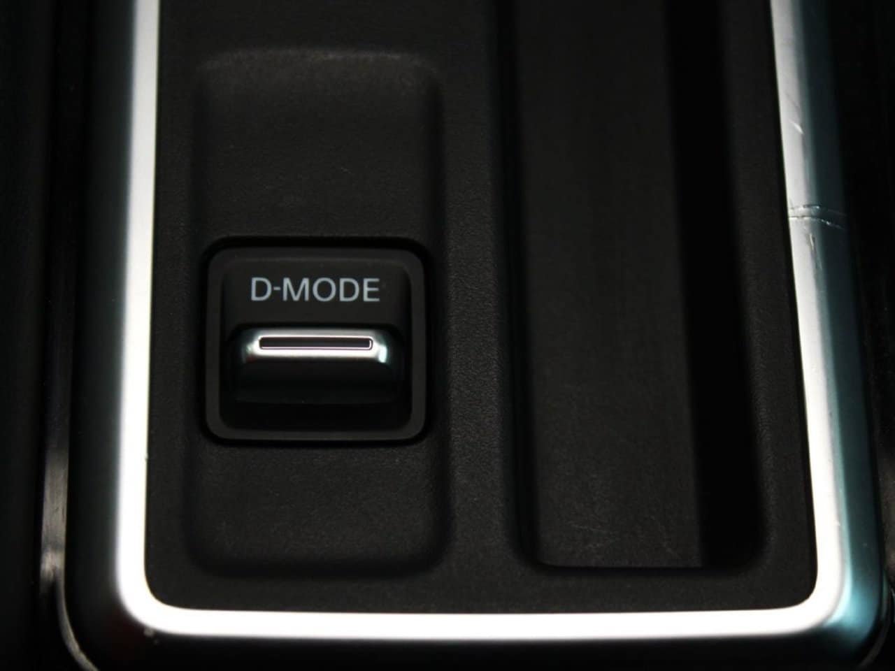 Used 2022 Nissan Pathfinder SL w/ SL Black Package FWD image 31