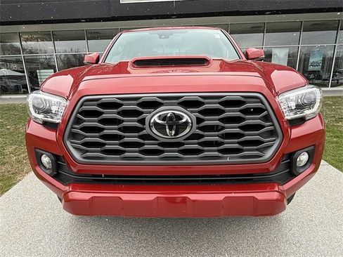 Used 2022 Toyota Tacoma TRD Sport image 3