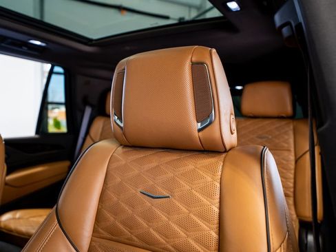 Used 2022 Cadillac Escalade Premium Luxury image 34