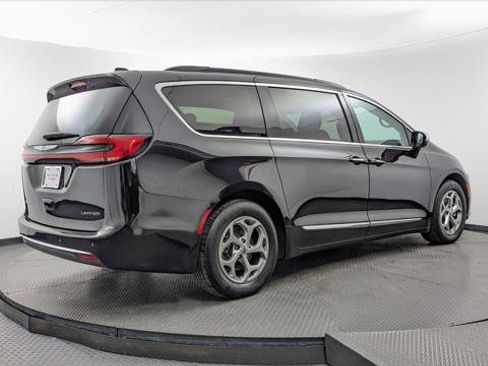 Used 2023 Chrysler Pacifica Limited FWD image 8