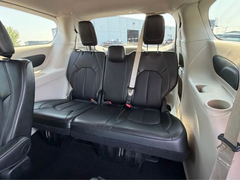 Used 2024 Chrysler Pacifica Touring-L FWD image 15