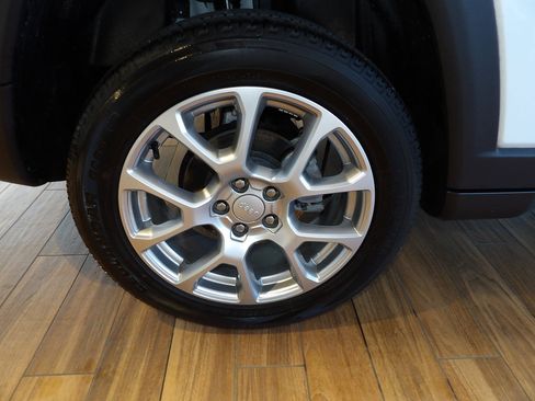 Used 2024 Jeep Compass Latitude w/ Sun and Sound Group AWD/4WD image 5