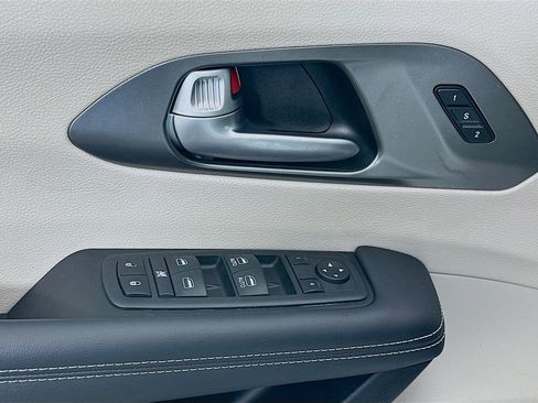 Used 2024 Chrysler Pacifica Touring-L image 17