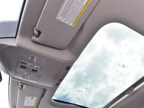 Certified 2025 Volkswagen Jetta SE w/ Sunroof Package FWD image 22