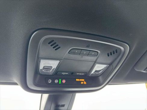 Used 2023 Chevrolet Traverse LT image 32