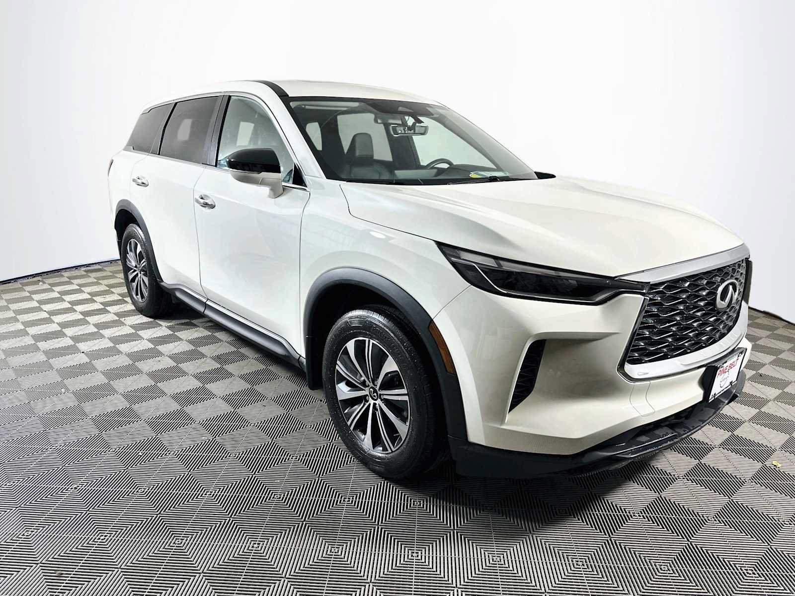 Used 2023 INFINITI QX60 Pure AWD/4WD image 3
