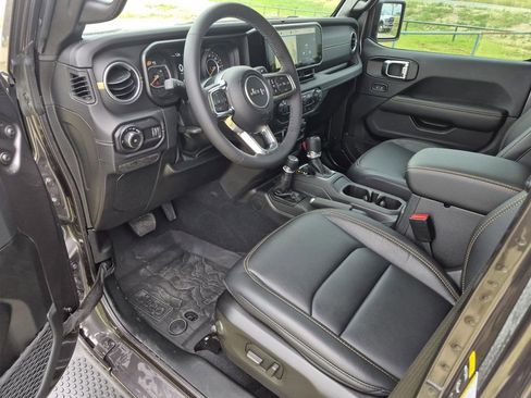 Used 2025 Jeep Wrangler Unlimited Sahara AWD/4WD image 13