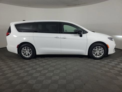 New 2026 Chrysler Pacifica Select FWD image 3