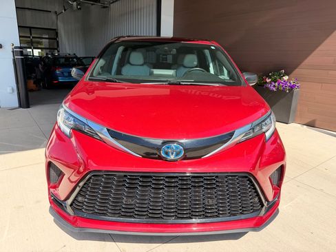 Used 2022 Toyota Sienna XSE w/ XSE Plus Package AWD/4WD image 2