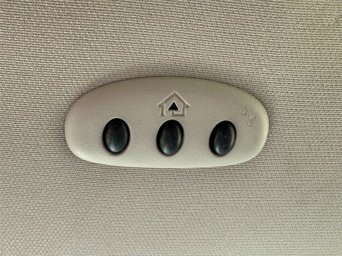 Used 2016 Chrysler Town & Country Limited image 18