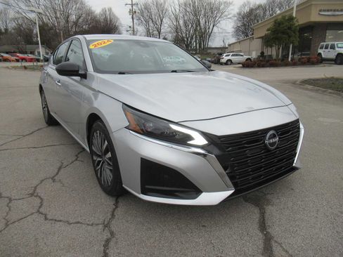 Used 2024 Nissan Altima 2.5 SV image 8