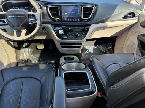 Used 2020 Chrysler Pacifica Limited FWD image 16