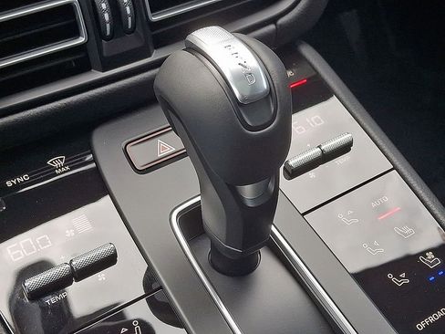 Used 2025 Porsche Macan image 17