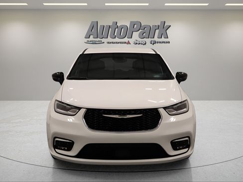 Certified 2025 Chrysler Pacifica Select FWD image 5
