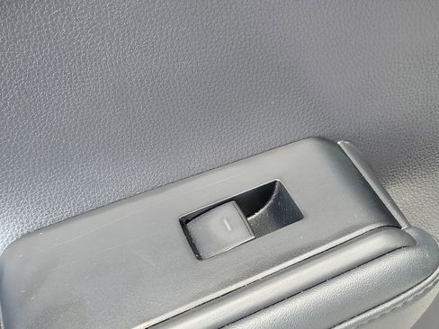 Used 2023 Toyota Highlander LE image 16