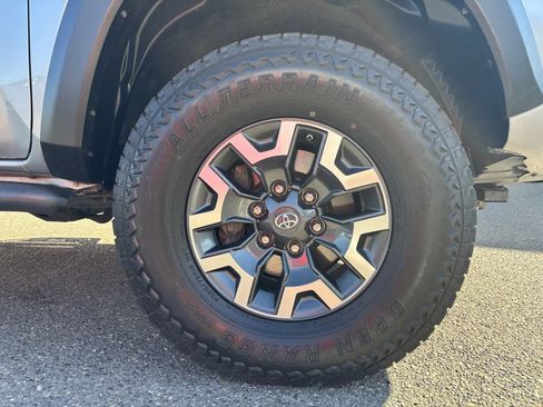 Used 2018 Toyota Tacoma TRD Off-Road w/ Technology Package AWD/4WD image 9