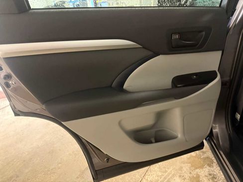 Used 2019 Toyota Highlander LE AWD/4WD image 23