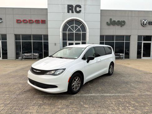 Used 2024 Chrysler Voyager LX FWD image 4