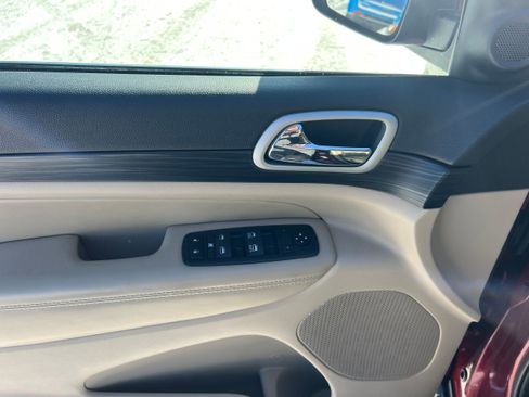 Used 2022 Jeep Grand Cherokee Laredo E w/ Security & Convenience Group image 11