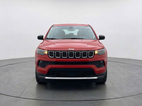 Used 2025 Jeep Compass Latitude AWD/4WD image 2
